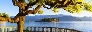 Images Dated 10th May 2015: The idyllic Isola dei Pescatori & Isola Bella, Borromean Islands, Lake Maggiore