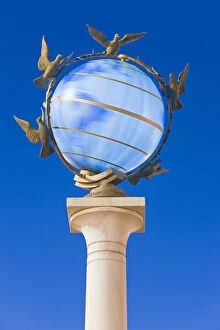 Ukraine Collection: Illuminated world globe in Maidan Nezalezhnosti, (Independence Square) Kiev, Ukraine