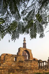 Delhi Prints: India, Delhi, New Delhi, Qutub Minar and Arch of Quqqat-Ul-Islam Mosque