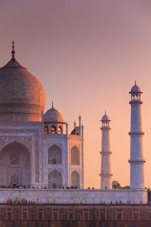 Images Dated 7th February 2018: India, details of Taj Mahal memorial at sunset