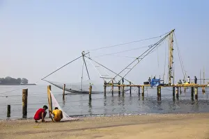 Kerala Prints: India, Kerala, Cochin - Kochi, Fishermen untable thir nets inthe background are Chinese