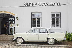 Images Dated 30th April 2020: India, Kerala, Cochin - Kochi, Fort Kochi, Classic Mercedes-Benz car infront of Old