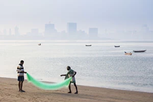 Images Dated 5th December 2016: India, Maharashtra, Mumbai, Chowpatty, Men with fishing net on beach