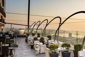 Towers Collection: India, Maharashtra, Mumbai, Four Seasons hotel, sunset view over the city from the