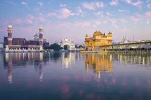 Images Dated 10th January 2018: India, Punjab, Amritsar, - Golden Temple, The Harmandir Sahib, Amrit Sagar - lake of Nectar
