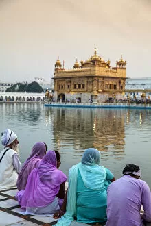 Sari Gallery: India, Punjab, Amritsar, Pilgrims at The Harmandir Sahib, known as The Golden Temple