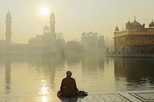 Images Dated 6th February 2014: India, Punjab, Amritsar, a sikh pilgrim praying at the Golden Temple - the holiest