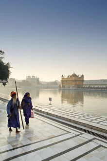 Images Dated 6th February 2014: India, Punjab, Amritsar, sikh pilgrims, one carrying a barcha spear at the Golden