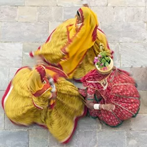 Sari Gallery: India, Rajasthan, Jaipur, Samode Palace, women wearing colourful Saris dancing (MR, PR)