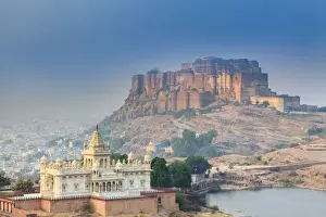 India, Rajasthan, Jodhpur, Jaswant Thada Temple and Mehrangarh Fort