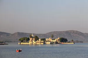 India, Rajasthan, Udaipur, Lake Pichola and Jagmandir Palace
