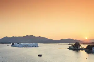 Udaipur Prints: India, Rajasthan, Udaipur, Lake Pichola and Lake Palace