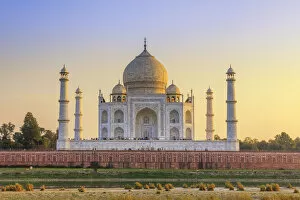 Images Dated 7th February 2018: India, Taj Mahal memorial at sunset