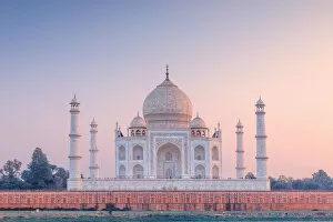 Images Dated 7th February 2018: India, Taj Mahal at sunset