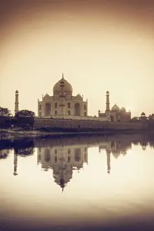 India, Uttar Pradesh, Agra, Taj Mahal (UNESCO site) and Yamuna river at sunset