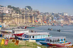 India, Uttar Pradesh, Varanasi, View of Varanasi and Ganges river