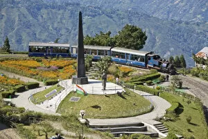 Images Dated 13th January 2009: India, West Bengal, Darjeeling, Batasia Loop, Steam train of the Darjeeling Himalayan