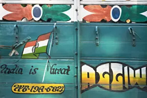 West Bengal Gallery: India, West Bengal, Kolkata, Calcutta, Back of lorry