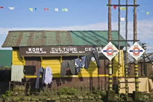 Images Dated 16th December 2008: India, West Bengal, Kurseong, Railway station