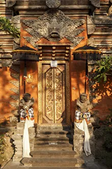 Images Dated 28th November 2019: Indonesia, Bali, Ubud; Tempel: Puri Saren Agung, is a historical building