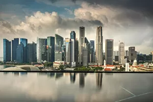 Images Dated 18th September 2018: Infinity pool and Financial district skyline, Singapore