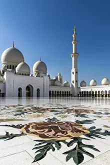 Style Collection: Inner courtyard of Sheikh Zayed Mosque, Abu Dhabi, United Arab Emirates