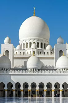 Images Dated 1st February 2017: Inner courtyard of Sheikh Zayed Mosque, Abu Dhabi, United Arab Emirates