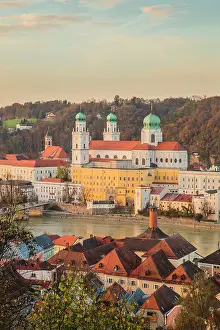 Reiseorte Prints: Innstadt district and the old town of Passau as seen from the hill of Mariahilfberg at dusk