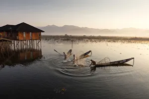 Images Dated 30th March 2017: Intha fisherman beat water, Inle Lake, Shan State, Myanmar