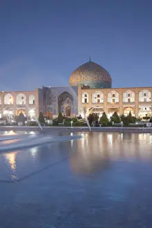 Iran, Central Iran, Esfahan, Naqsh-e Jahan Imam Square, dusk