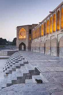 Iran, Central Iran, Esfahan, Si-o-Seh Bridge, dawn