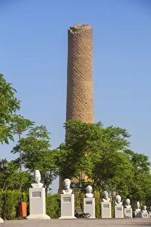 Iraq, Kurdistan, Erbil, Minare Park, Sculpure of Kurdish figures leading to Choli