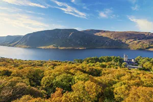 Ireland, Co. Donegal, Glenveagh National Park, Glenveagh castle and Lough Veagh in autumn
