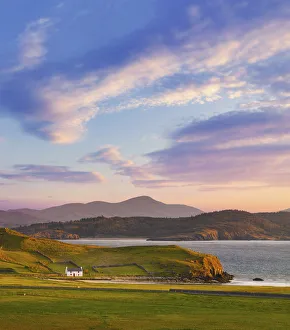 Ireland, Co. Donegal, Rosapenna, Downings, Muckish mountain and traditional Irish cottage