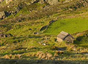 Ireland, Co. Donegal, Rosguill, Tra na Rosann, Stone barn and farm