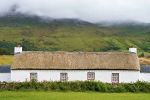 Ireland, Co.Donegal, Inishowen, Mamore Gap, traditional thatched cottage