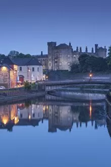 Images Dated 28th May 2016: Ireland, County Kilkenny, Kilkenny City, pubs along River Nore and Kilkenny Castle, dusk