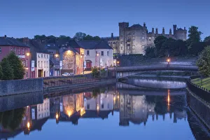 Ireland, County Kilkenny, Kilkenny City, pubs along River Nore and Kilkenny Castle, dusk