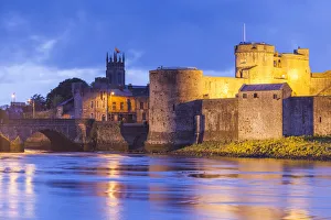 Images Dated 5th October 2016: Ireland, County Limerick, Limerick City, King Johns Castle, 13th century, dusk