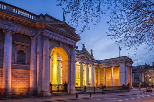 Ireland, Dublin, Bank of Ireland, exterior, dawn