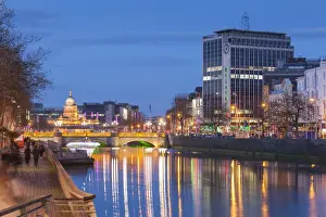 Ireland, Dublin, city view along the Liffey River with the O Connell Street Bridge, dusk