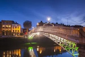 Ireland, Dublin, Hapenny Bridge over the River Liffey, dawn