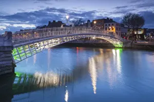 Ireland, Dublin, Hapenny Bridge over the River Liffey, dusk