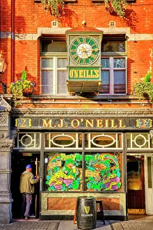 Pubs Prints: An Irish Bar. Dublin, Republic of Ireland