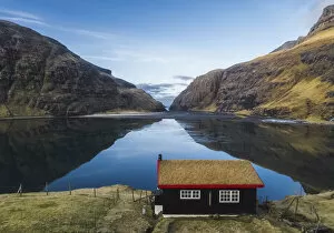 Images Dated 6th October 2021: An isolated cottage in fronf of the lagoon in Saksun. Streymoy, Faroe Islands