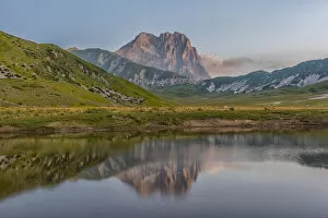 Images Dated 24th February 2017: Italy, Abruzzo, Gran Sasso e Monti della Laga National Park, Mt Corno Grande and lake
