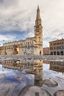 Italy, Italia; Emilia-Romagna; Modena district. Modena. Piazza Grande, the Cathedral
