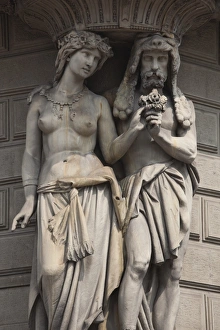 Italy, Lombardy, Milan, building sculpture, Piazza Cavour