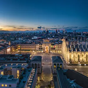 Italy, Lombardy, Milan, Piazza Duomo with the domes of Galleria Vittorio Emanuele II