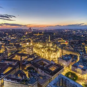 Italy, Lombardy, Milan, Piazza Duomo with the domes of Galleria Vittorio Emanuele II